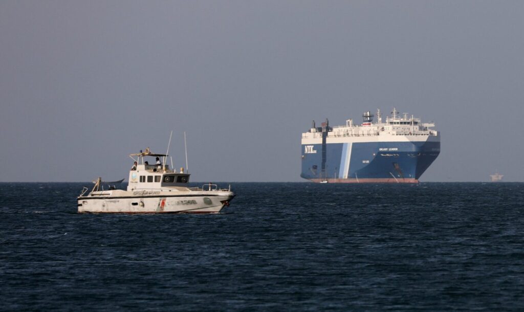 Um barco da Guarda Costeira do Iêmen navega perto do navio comercial Galaxy Leader, apreendido pelos Houthis do Iêmen no mês passado, na costa de al-Salif, Iêmen, 5 de dezembro de 2023. REUTERS/Khaled Abdullah